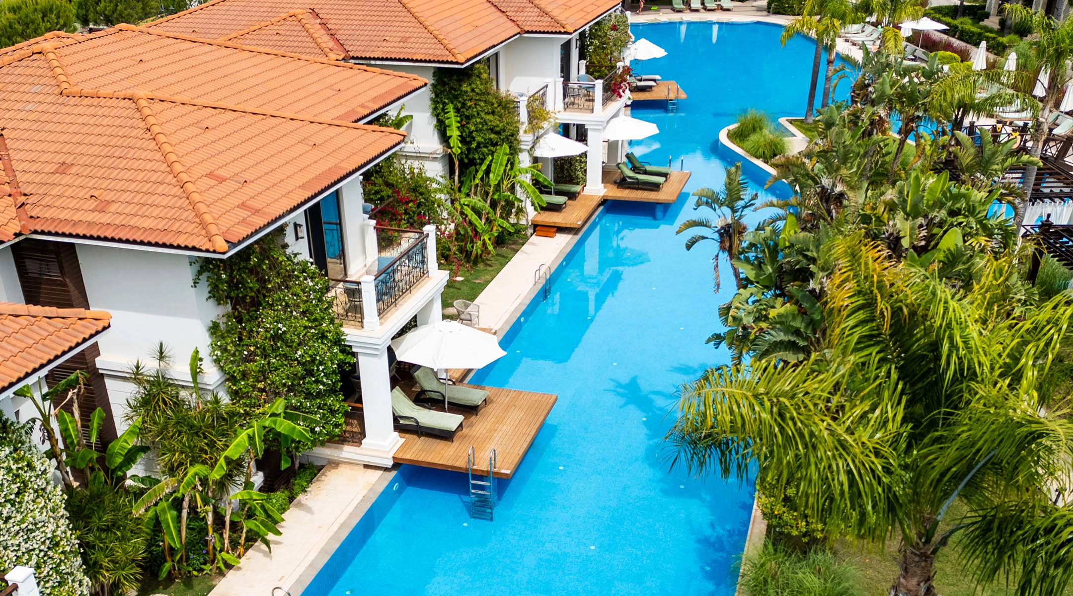 Lake House Family Suite Swim Up Banner D 1