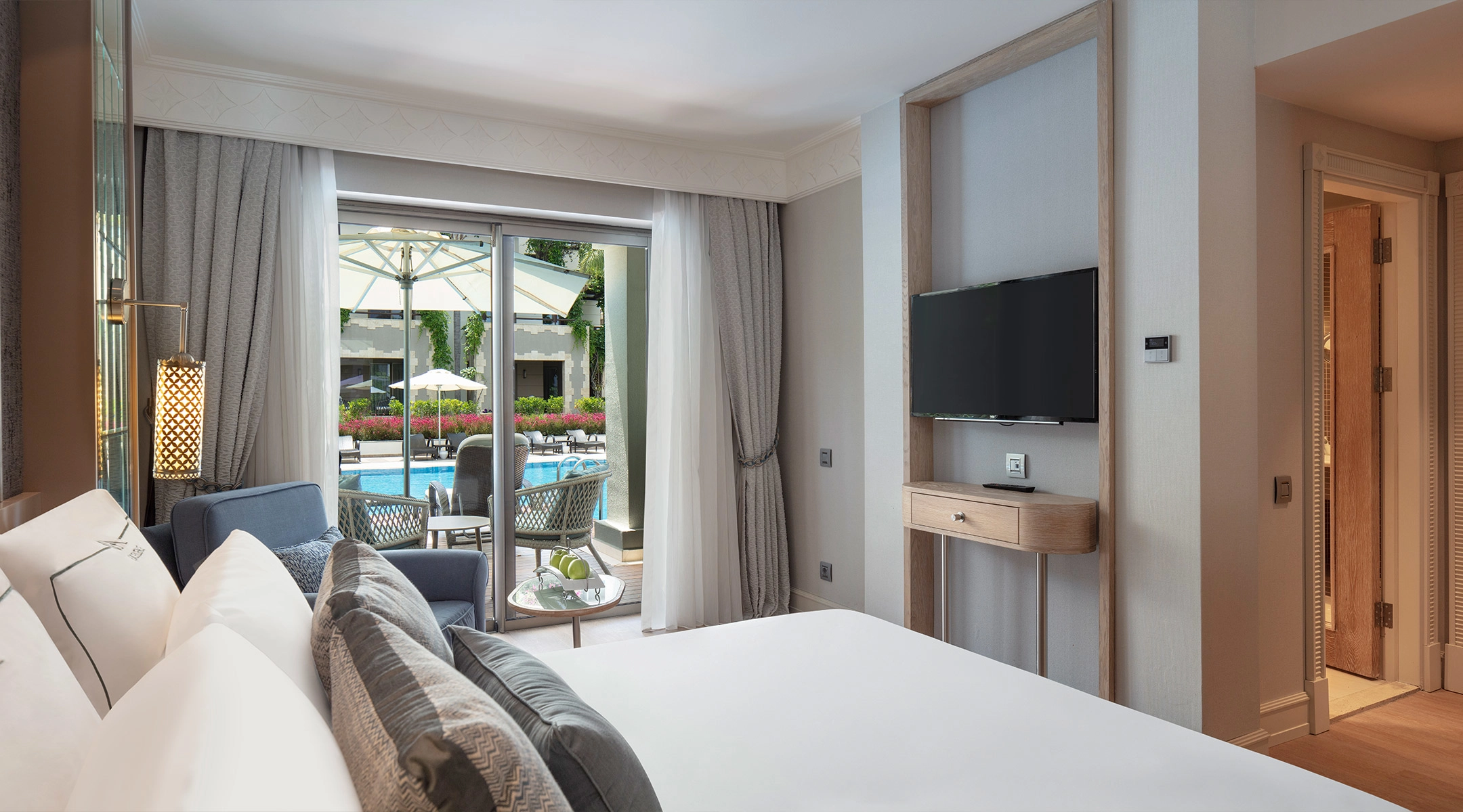 Lake House Family Suite Swim Up Banner D 2