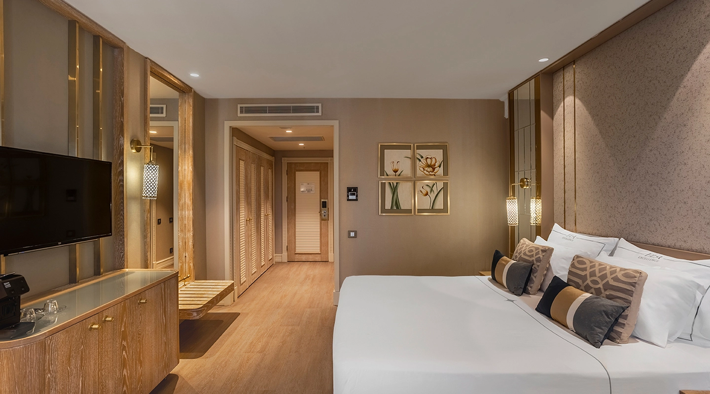 Lake House Pool View Banner D 2