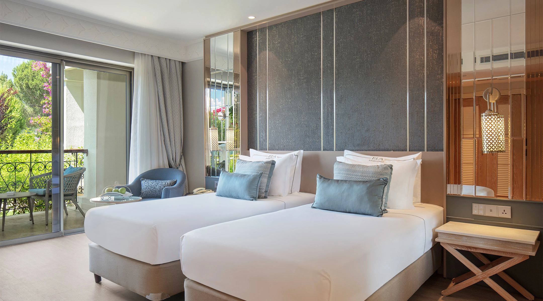 Lake House Family Suite Swim Up Banner D 5