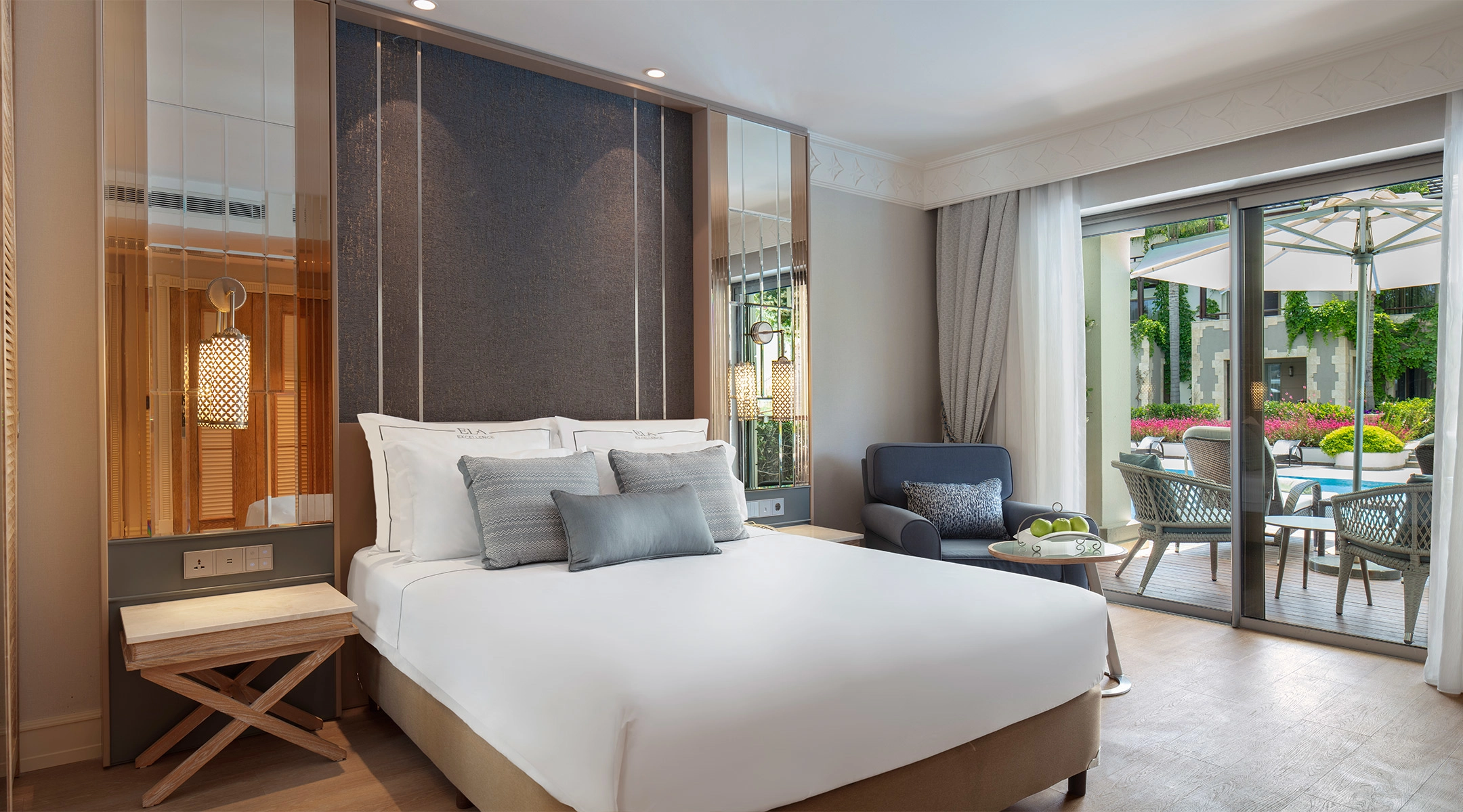 Lake House Family Suite Swim Up Banner D 3