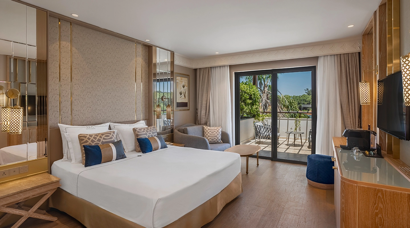 Lake House Pool View Banner D 1