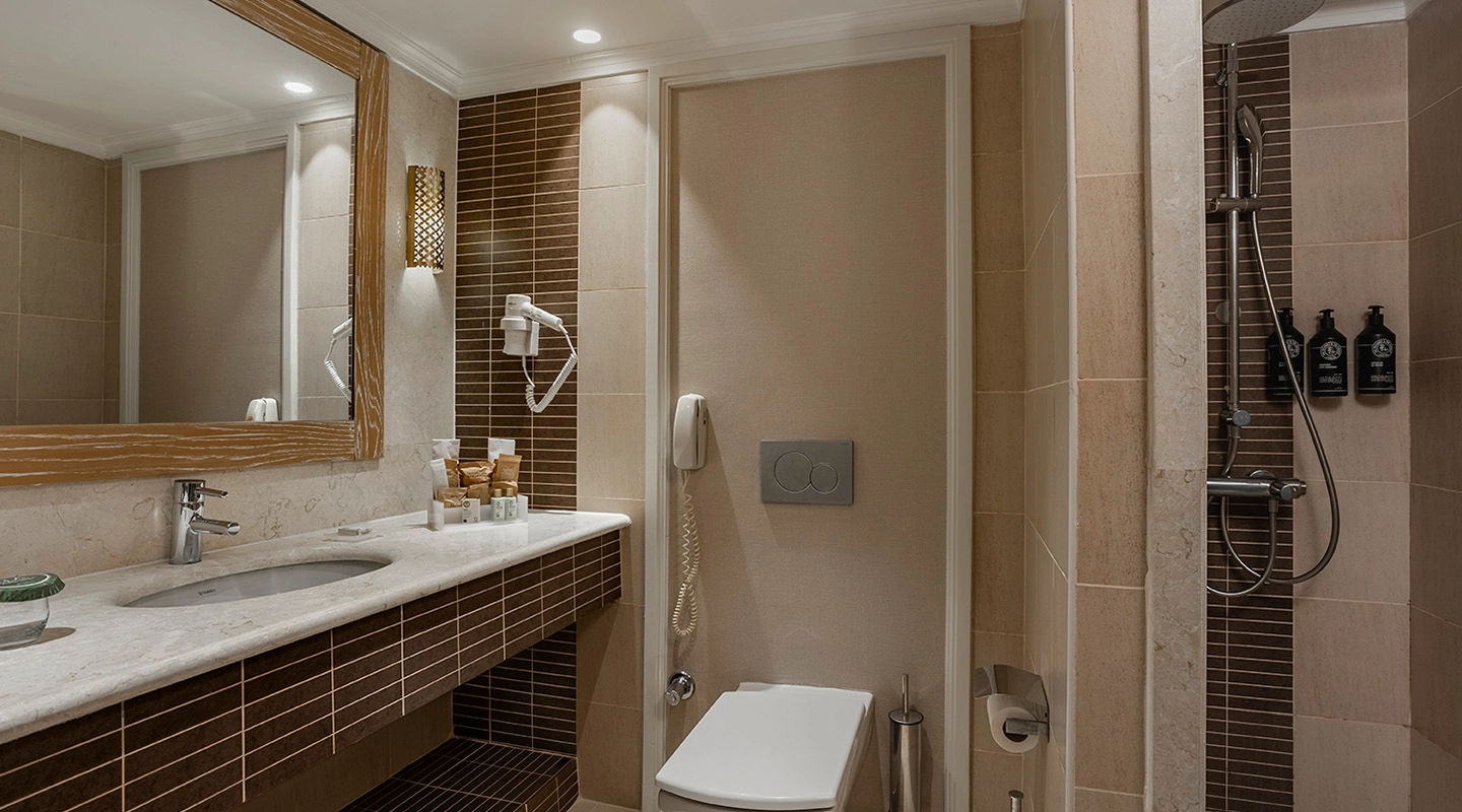 Lake House Pool View Banner D 3