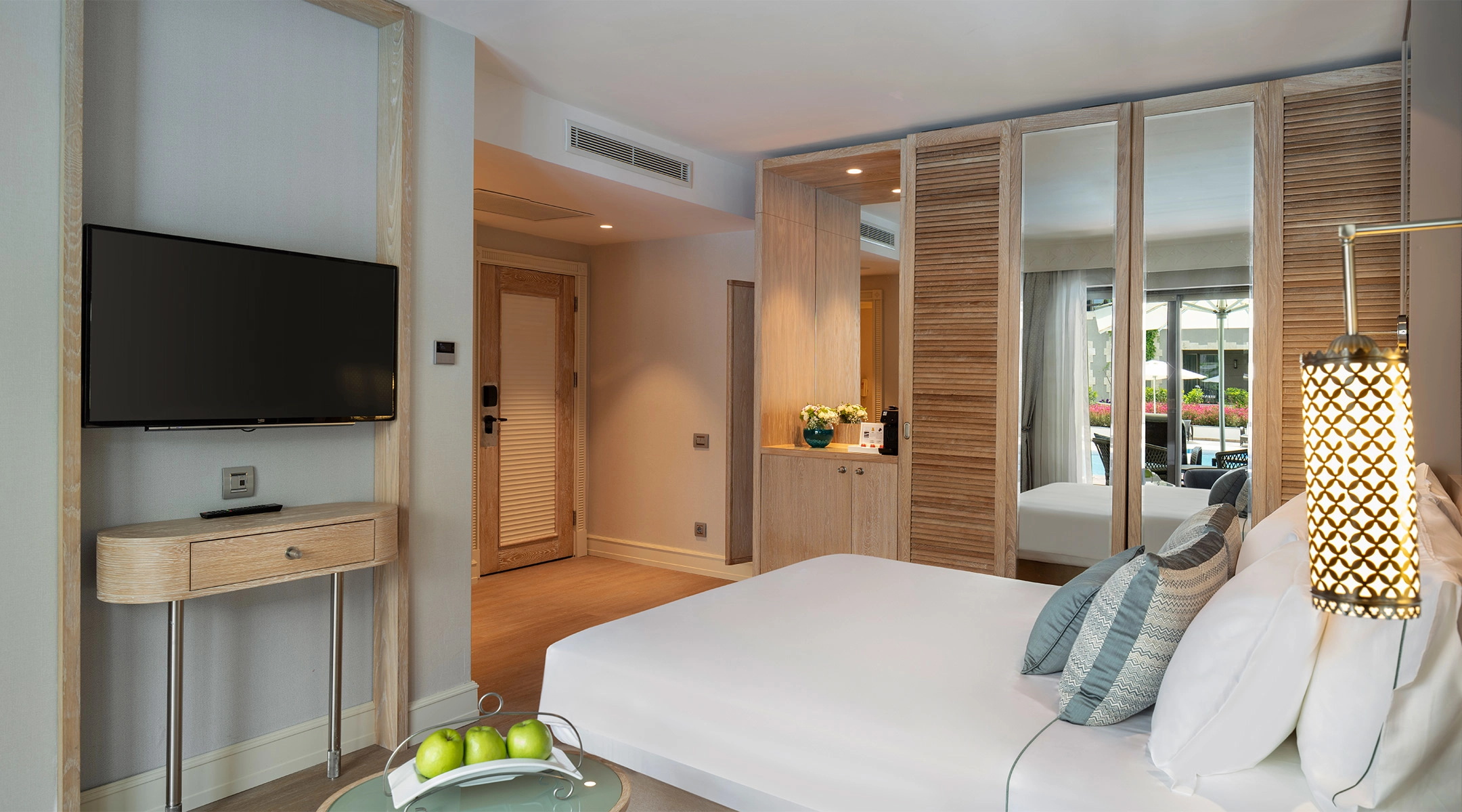 Lake House Family Suite Swim Up Banner D 4